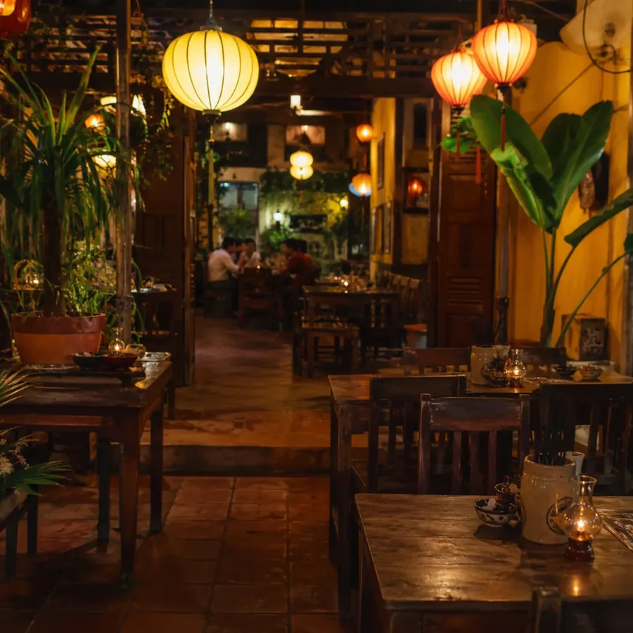 Ly trà trái cây trên bàn gỗ